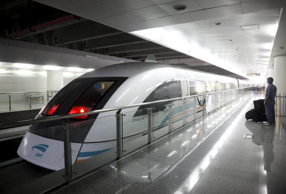 Un pasajero espera para acceder al tren Maglev de levitaci&oacute;n magn&eacute;tica (el m&aacute;s r&aacute;pido del mundo en uso comercial) en una estaci&oacute;n de Shanghai, China. (Foto: EFE/Archivo)