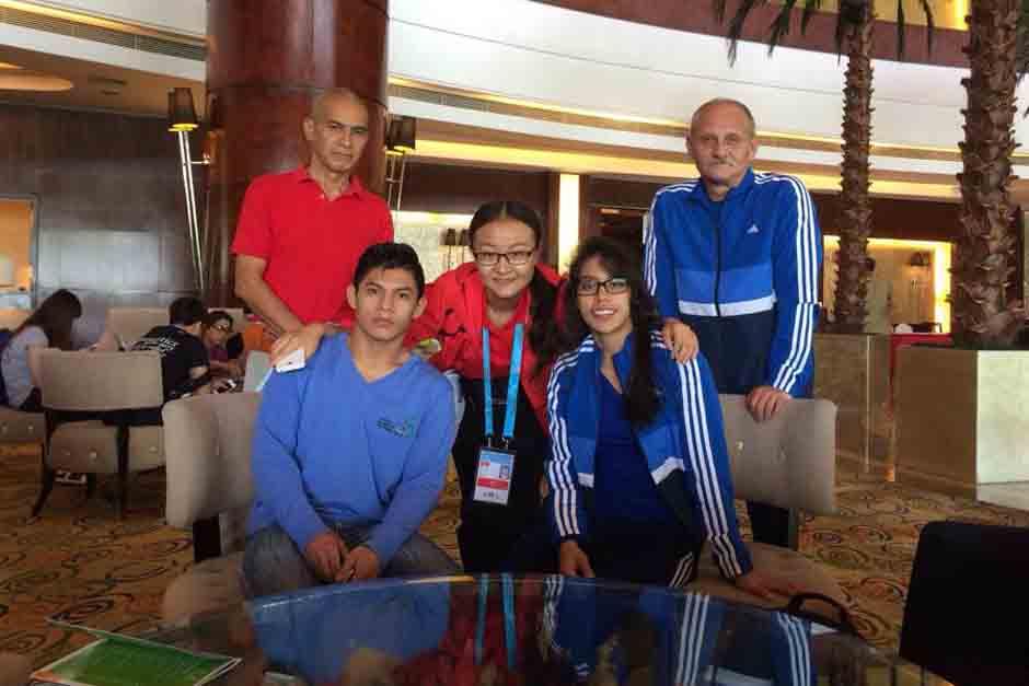 Los gimnastas junto a personal de la organizaci&oacute;n del Mundial en China. (Foto: Fedegimnasia)