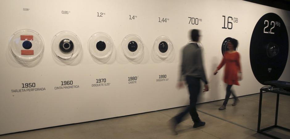 Vista de la exposici&oacute;n "Big Bang Data", dedicada al fen&oacute;meno de los datos masivos desde una perspectiva social, cultural y pol&iacute;tica, que se celebr&oacute; en Madrid el mes pasado. (Foto: EFE/Archivo)
