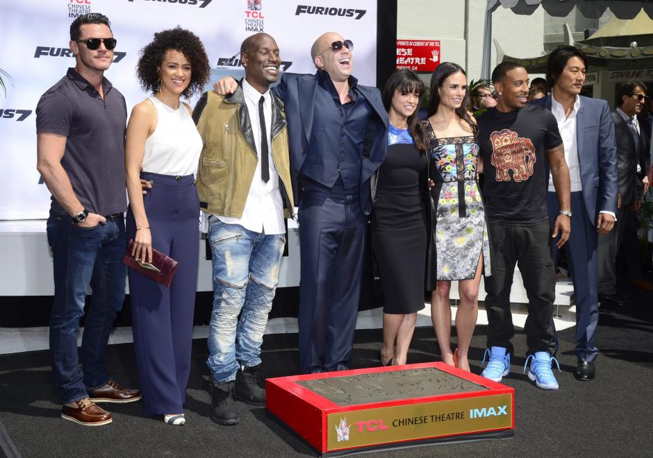 El actor estadounidense Vin Diesel posa junto al elenco de "Rápido y F...