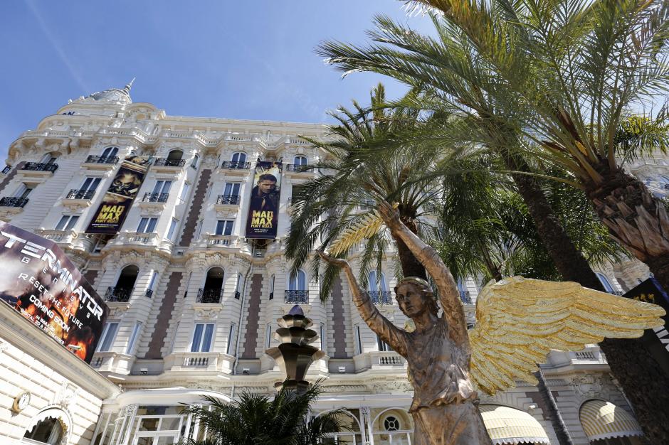 La estatua de un &aacute;ngel del artista Piotr Stronsky frente al hotel Carlton antes del Festival de Cine de Cannes en Francia hoy, martes 12 de mayo de 2015.&nbsp;(Foto: EFE)