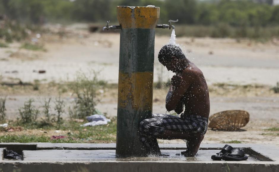 Las temperaturas superan los 45 grados y la población busca cualquier forma de refrescarse e hidratarse. (Foto: EFE)