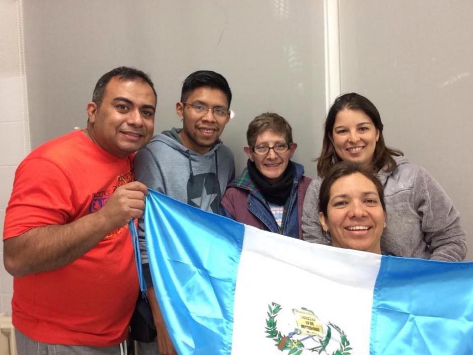 Algunos de los integrantes de la Selecci&oacute;n Nacional de Reposter&iacute;a enviaron saludos a los guatemaltecos desde Lyon, Francia y esperan el apoyo para lograr un puesto importante en la Copa del Mundo de Reposter&iacute;a. (Foto: Henry Tambriz)