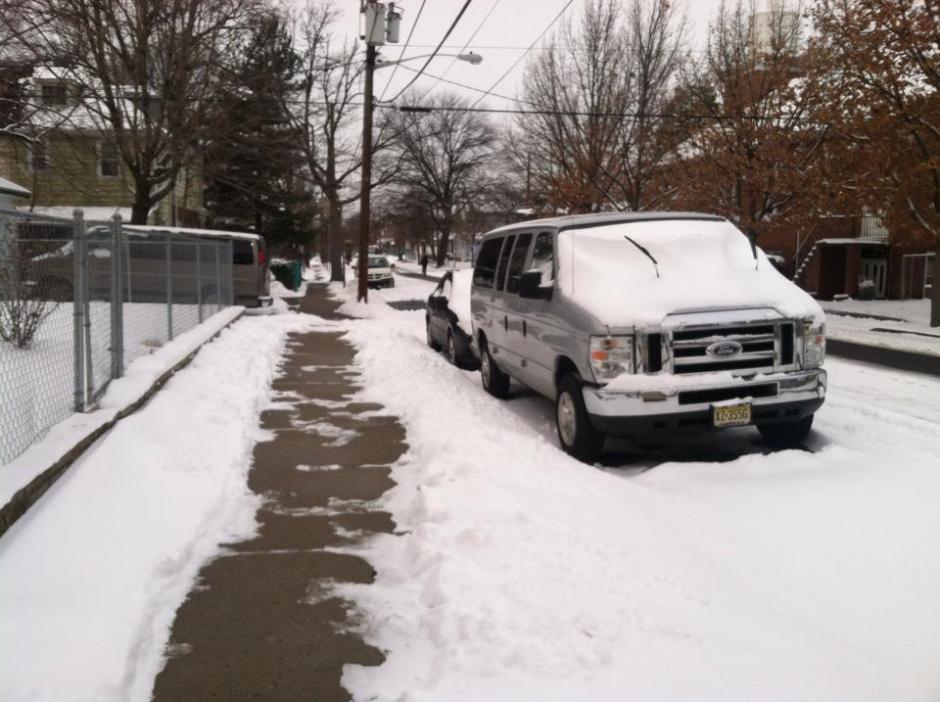 El guatemalteco Julio Lima, que residen en Trenton, Nueva Jersey, comparte en su cuenta de Facebook im&aacute;genes tras la tormenta de nieve. (Foto: Julio Lima)
