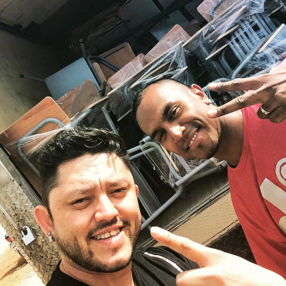 Obrayan Rivera recibi&oacute; el apoyo de Dj Kenny para repartir los escritorios. (Foto: Obryan Rivera)