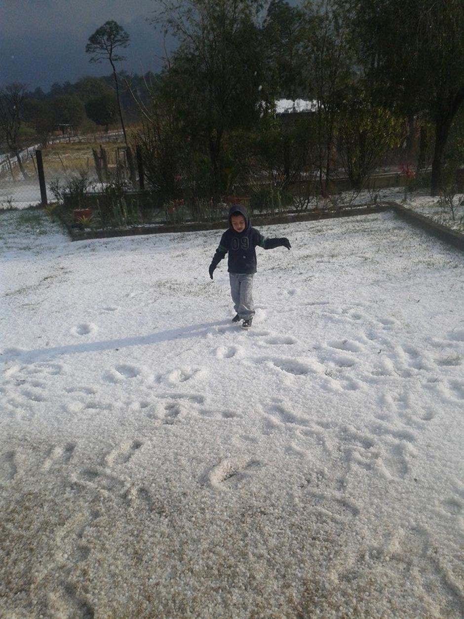 Un ni&ntilde;o juega con el granizo que cay&oacute; en Joyabaj, Quich&eacute;. (Foto: Guiselle Reyes)