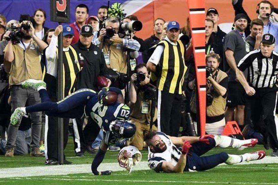 El jugador de Seattle, Jeremy Lane, sali&oacute; lesionado en el primer cuarto del Super Bowl XLIX. En esta imagen, se observa c&oacute;mo el brazo se le vence por completo en la ca&iacute;da. (Foto: EFE)