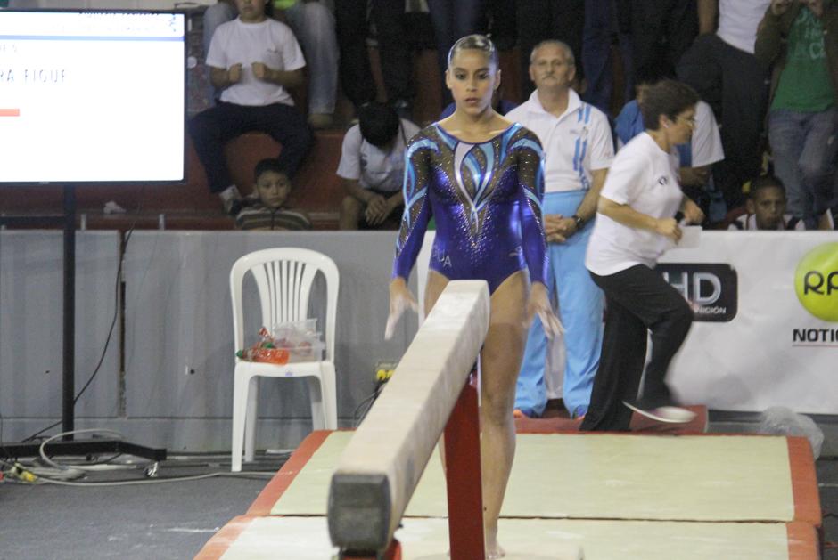 La gimnasta nacional, Ana Sof&iacute;a G&oacute;mez marc&oacute; doble medalla de oro para Guatemala en los Juegos Bolivarianos 2013. (AFP)