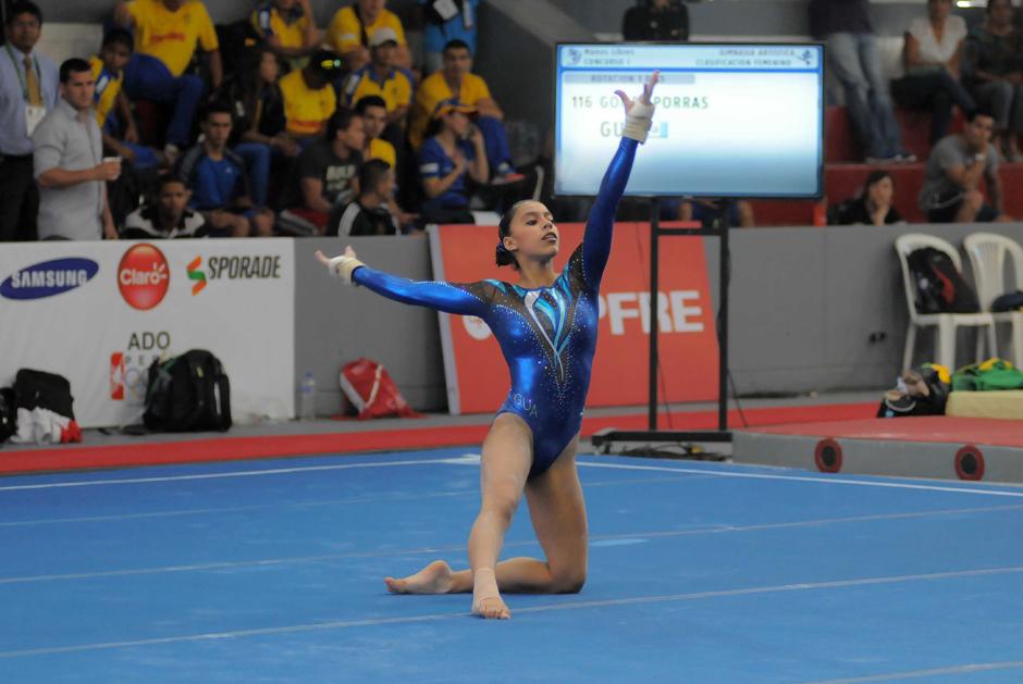 Ana Sof&iacute;a G&oacute;mez en su rutina de piso en los Juegos Bolivarianos 2013. (AFP)