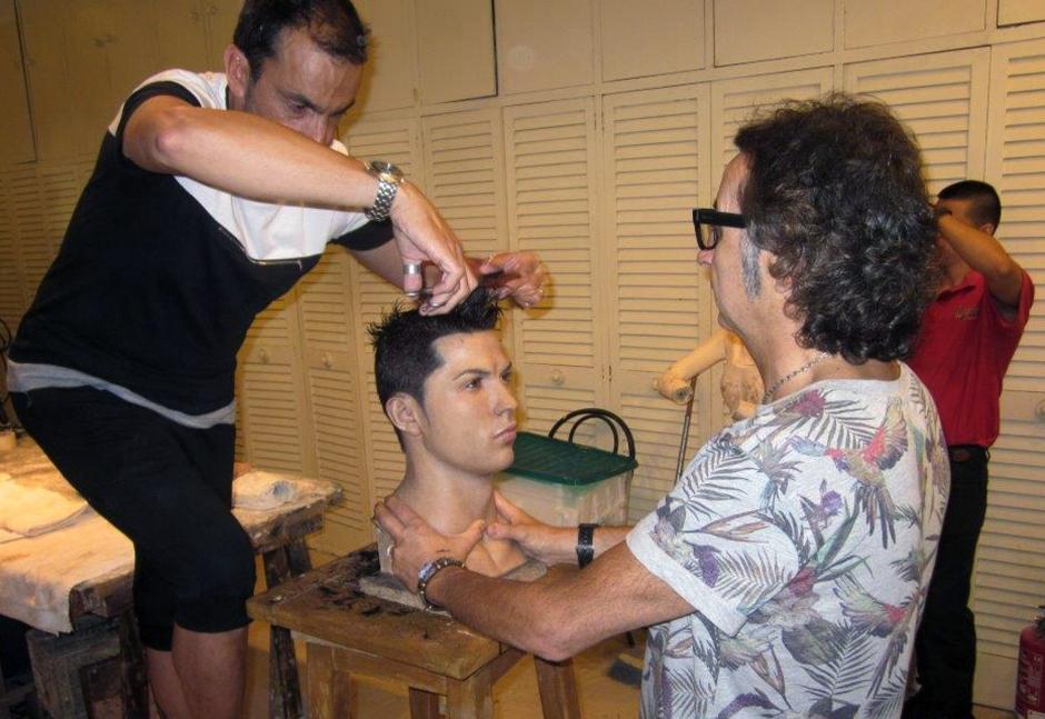 Foto facilitada por el Museo de Cera de Madrid, del equipo de estilistas de ''sile'', que tambi&eacute;n son los del jugador del Real Madrid Cristiano Ronaldo, peinando la tercera figura de cera del jugador luso, quien pidi&oacute; que esta fome parte de una exposici&oacute;n sobre su carrera deportiva. (Foto: EFE)