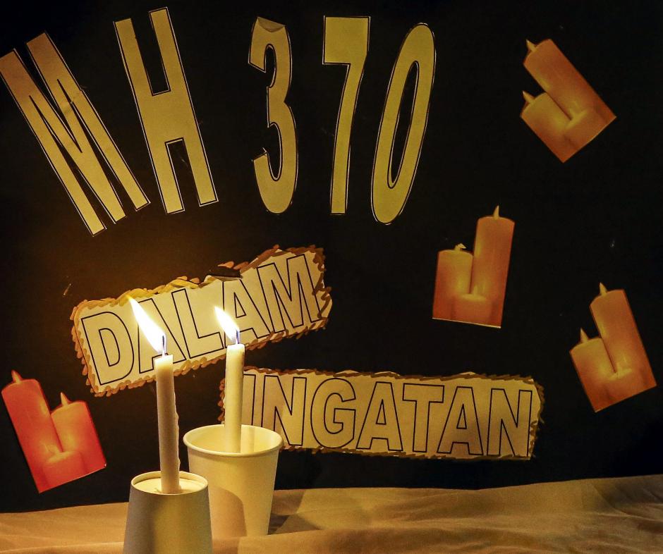 Vista de un cartel que reza "En memoria del MH370" durante una ceremonia en recuerdo de las v&iacute;ctimas del vuelo MH370 de Malaysian Airlines, en Petaling Jaya, a las afueras de Kuala Lumpur (Malasia). (Foto: EFE/Archivo)