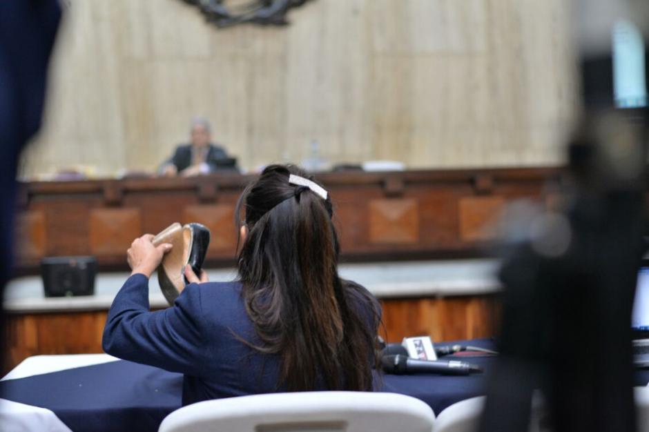Emilia Ayuso muestra su zapato luego del altercado con una guardia del Sistema Penitenciario. (Foto: Wilder L&oacute;pez/Soy502)