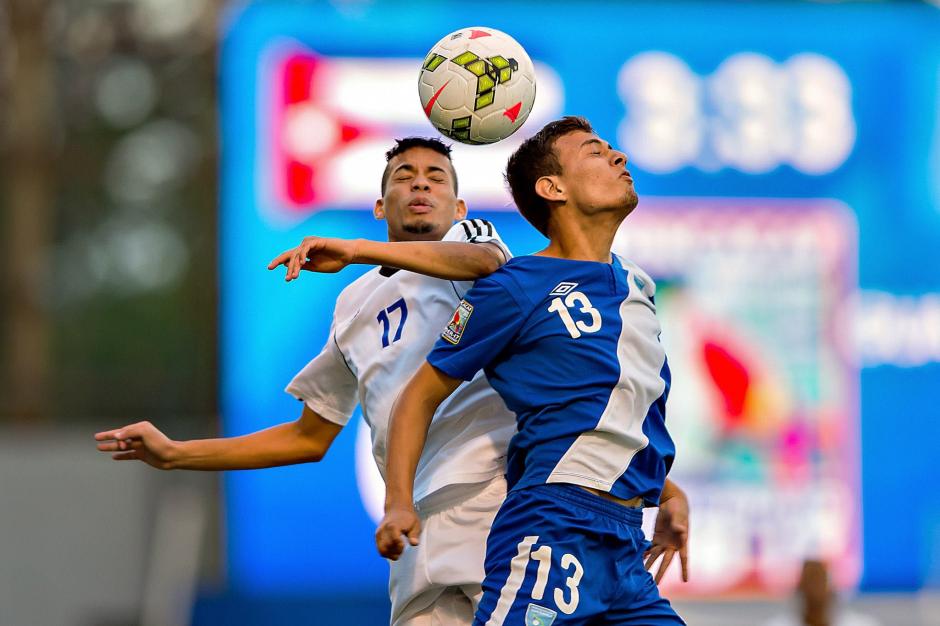 V&iacute;ctor Valdez pelea una pelota a&eacute;rea con un rival cubano. (Foto: Concacaf)