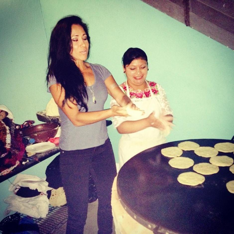 La presentadora mexicana se tom&oacute; el tiempo para aprender a hacer unas tortillas al mejor estilo guatemalteco.&nbsp;