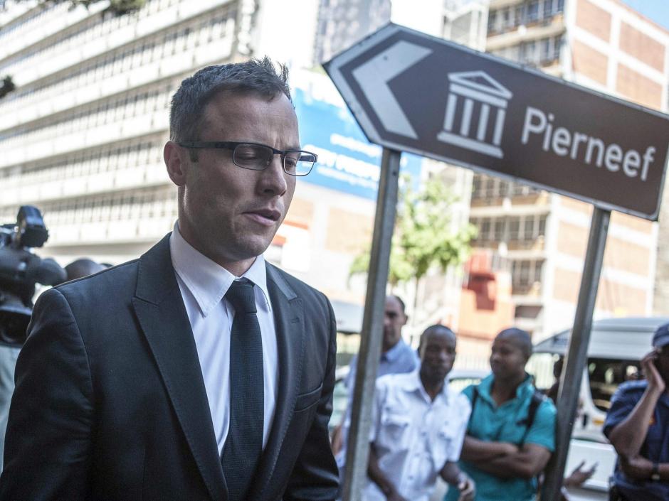 El atleta sudafricano Oscar Pistorius, encarcelado por el homicidio de su novia, la modelo Reeva Steenkamp. (Foto: EFE/Archivo)