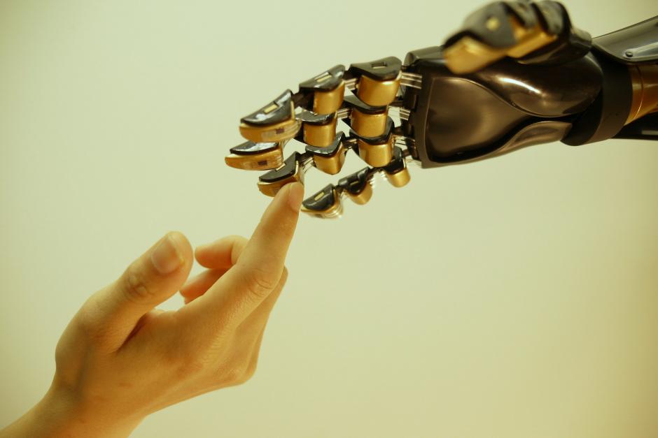 Foto de divulgaci&oacute;n cedida por Bao Research Group que muestra una mano rob&oacute;tica fabricada por cient&iacute;ficos de la Universidad de Stanford (California) y cubierta por una especie de "piel" artificial que podr&iacute;a ayudar a millones de personas en el mundo que tienen que usar una pr&oacute;tesis a recuperar las sensaciones en las extremidades. (Foto: EFE)