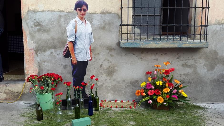 Homenaje a Myrna Mack y ofrenda floral en el lugar de la zona 1 donde fue atacada hace 25 a&ntilde;os. (Foto: Facebook)