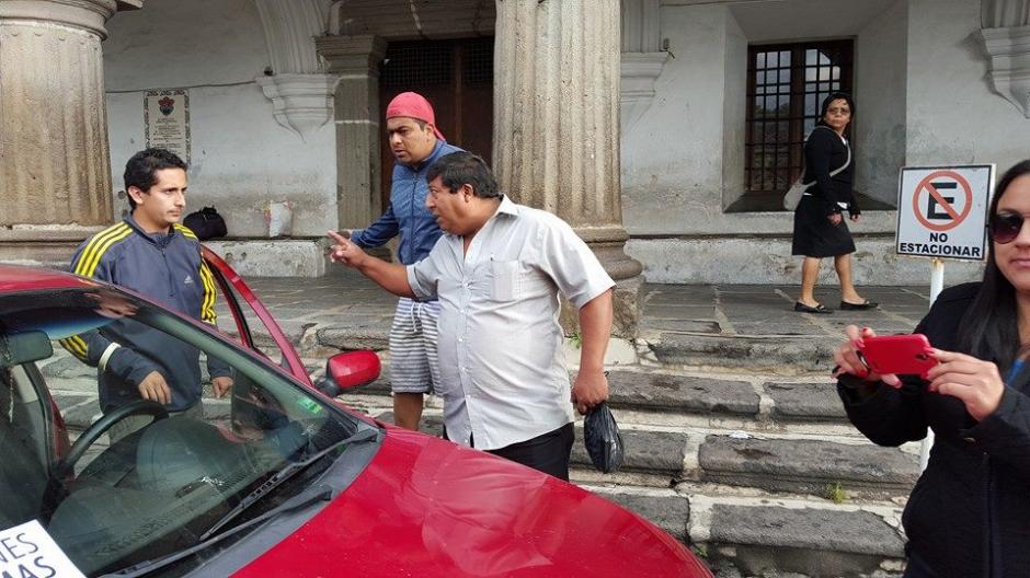 Los simpatizantes de Lider vestidos de particular amenazaron a los jóvenes que pegaron diversos carteles con mensajes en contra de esa agrupación política. (Foto: Proceso GT)