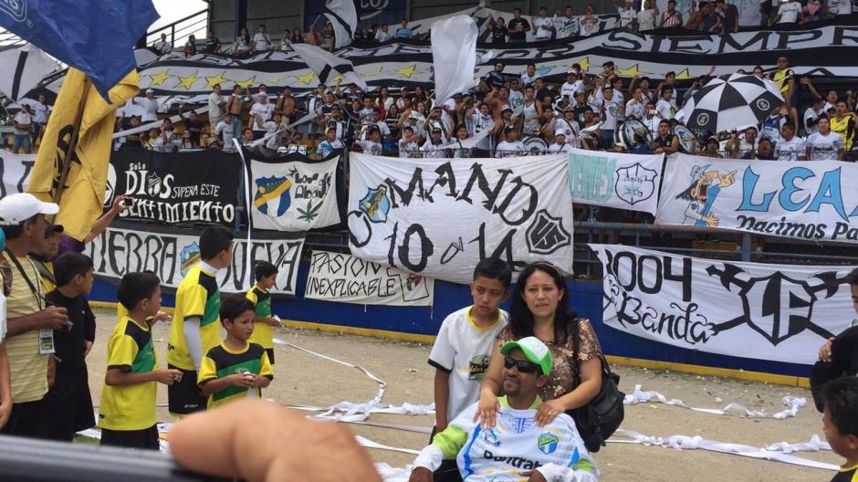 La porra de Comunicaciones "Ultra Sur" se hizo presente en el partido homenaje a Luis Bradley. (Foto: Sergio Mu&ntilde;oz/Nuestro Diario)