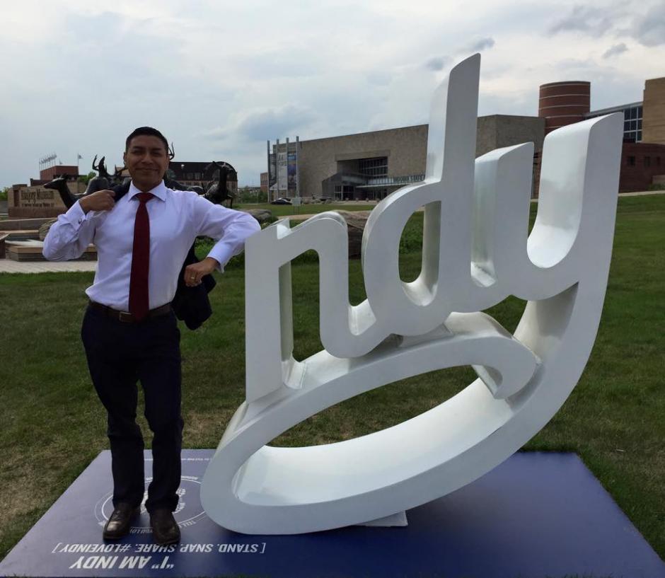 Diego Morales tiene 16 a&ntilde;os de vivir en Estados Unidos, donde trabaj&oacute; y estudi&oacute;. Hoy es la mano derecha del Gobernador de Indiana. (Facebook: Diego Morales)