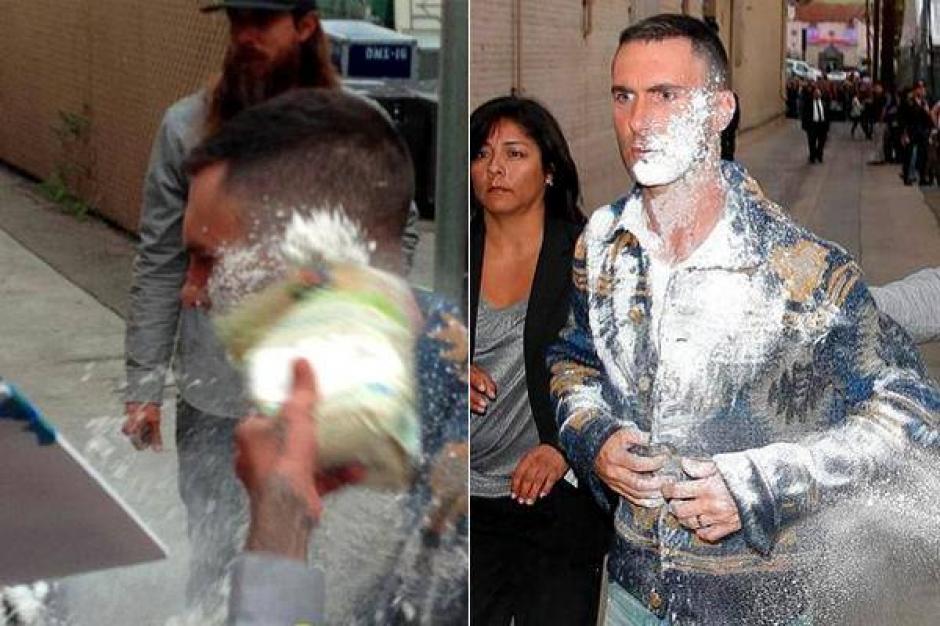 El artista no pudo defenderse del ataque sorpresivo que lo dej&oacute; lleno de az&uacute;car en el rostro. (Foto: Twitter)