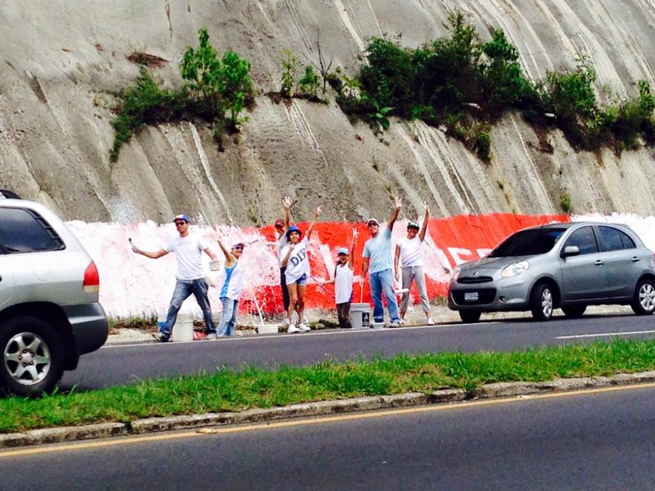 El grupo de j&oacute;venes ciudadanos tomaron la iniciativa de pintar de blanco un muro de contenci&oacute;n donde se encontraban varios r&oacute;tulos de campa&ntilde;a electoral. (Foto: Facebook &Oacute;scar Fuentes)