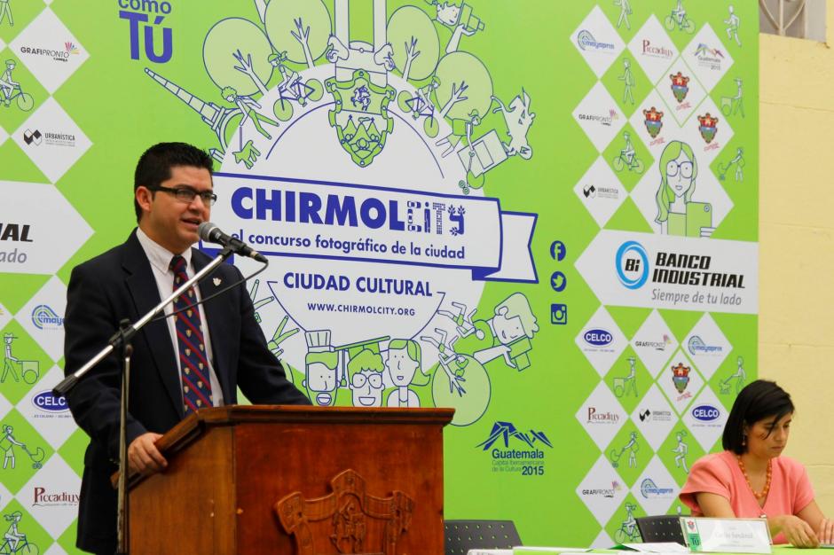 Carlos Sandoval, portavoz de la Municipalidad de Guatemala, explica las modalidades del concurso fotogr&aacute;fico. (Foto: Chirmol City)