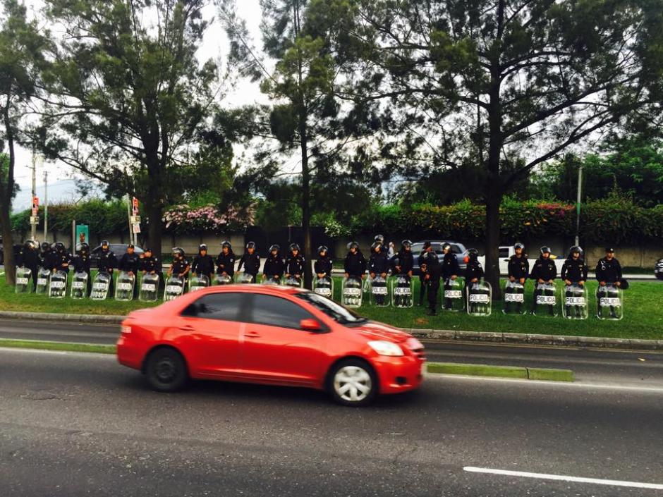 Decenas de miembros de la PNC se desplegaron en los puntos en donde se hab&iacute;a anunciado que ciudadanos pasar&iacute;an encuestas. (Foto: Jes&uacute;s Alfonso/Soy502)