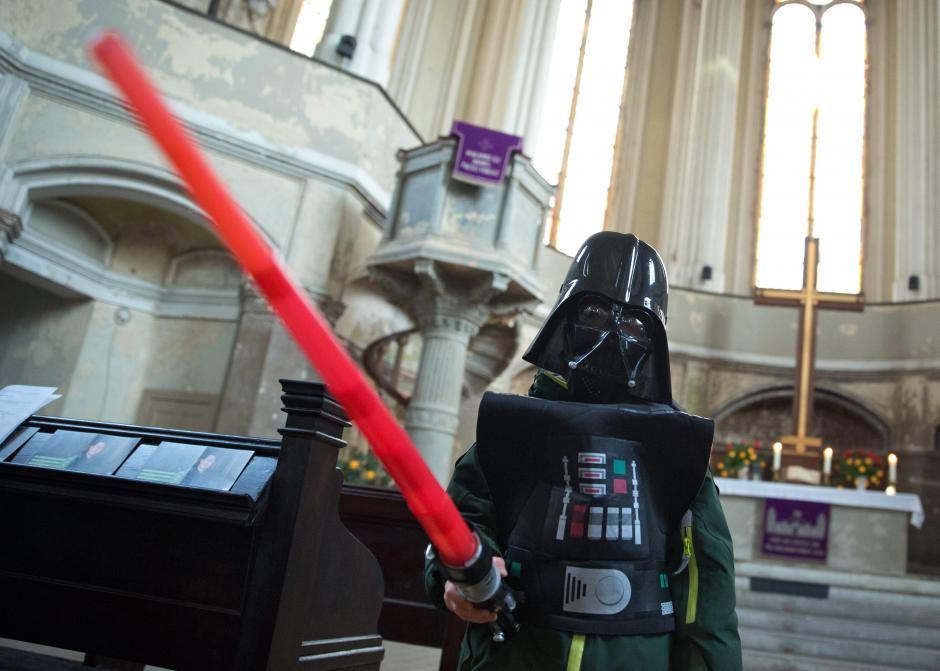 Pocos domingos se hab&iacute;a visto tan llena la peque&ntilde;a iglesia protestante de Si&oacute;n, en el c&eacute;ntrico barrio berlin&eacute;s de Mitte, que acogi&oacute; una misa "Star Wars" con la que dos vicarios animaron a los feligreses a permanecer alejados del "lado oscuro". (Foto. EFE)