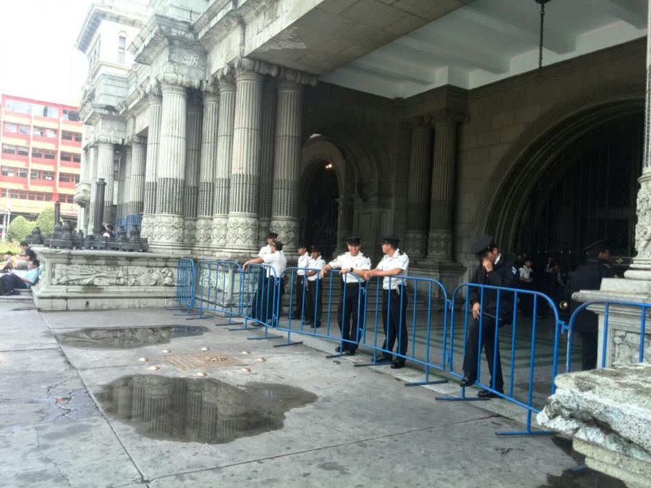 Agentes de la Polic&iacute;a Nacional Civil respaldan a las vallas colocadas en el Palacio Nacional. (Foto Gustavo M&eacute;ndez/Soy502)