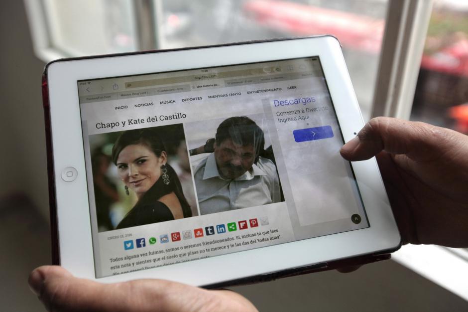 Una mujer observa fotograf&iacute;as de la actriz mexicana Kate del Castillo y el narcotraficante Joaqu&iacute;n "el Chapo" Guzm&aacute;n en los portales de noticias de todo el mundo donde se habla de la presunta relaci&oacute;n entre ambos personajes. (Foto: EFE/Archivo)