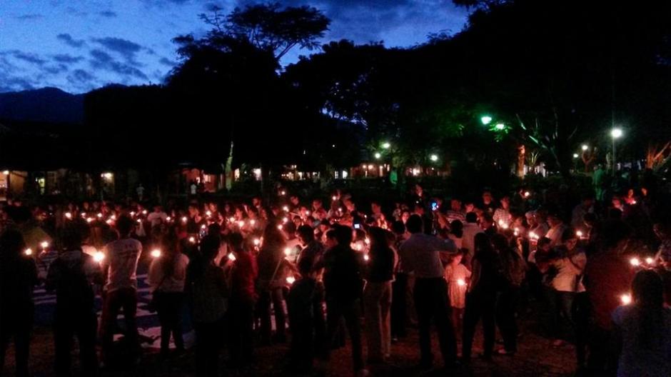 La primera "ManiFiesta C&iacute;vica" finaliz&oacute; encendiendo velas frente al parque central de Antigua Guatemala. (Foto: Fredy Hern&aacute;ndez/Soy502)