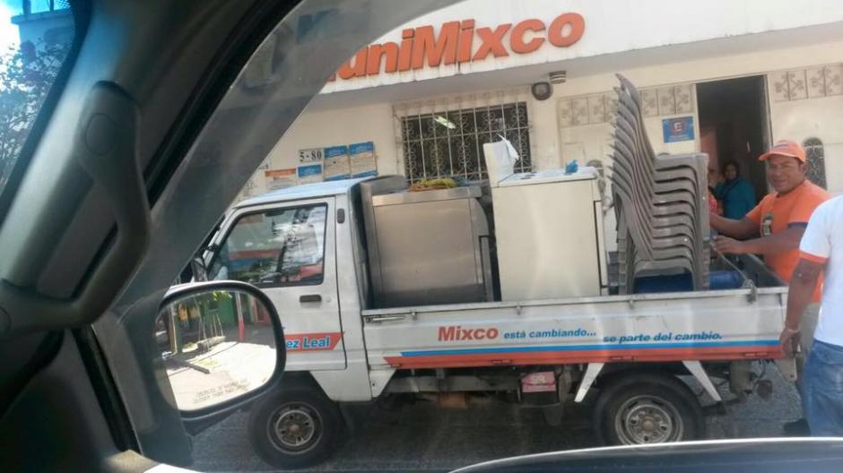 El alcalde electo de Mixco, Neto Bran, alerta sobre la aparente sustracción de mobiliario de una mini muni. (Foto: www.facebook.com/netobran)