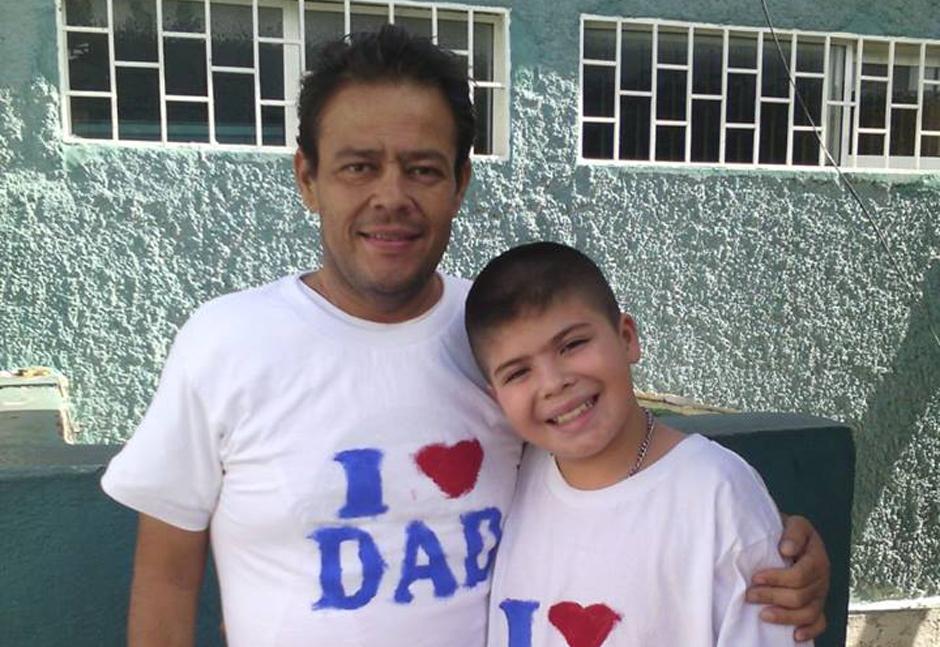 Sammy Quinteros fue visitado por su hijo&nbsp;en v&iacute;speras del D&iacute;a del Padre,&nbsp;mientras estuvo internado en el IGSS por peritonitis. (Foto: Rina Quinteros)