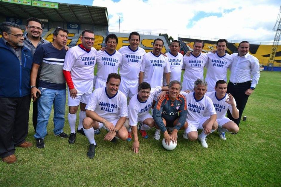 Este es el equipo titular de los Presidenciables que jug&oacute; frente a personal de Radio Sonora, por el aniversario de esta estaci&oacute;n. (Foto: Wilder L&oacute;pez/Soy502)