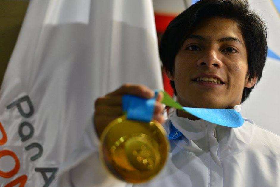 Jorge Vega lleg&oacute; este jueves a Guatemala con la gloria Panamericana colgada al cuello. (Foto: Wilder L&oacute;pez/Soy502)