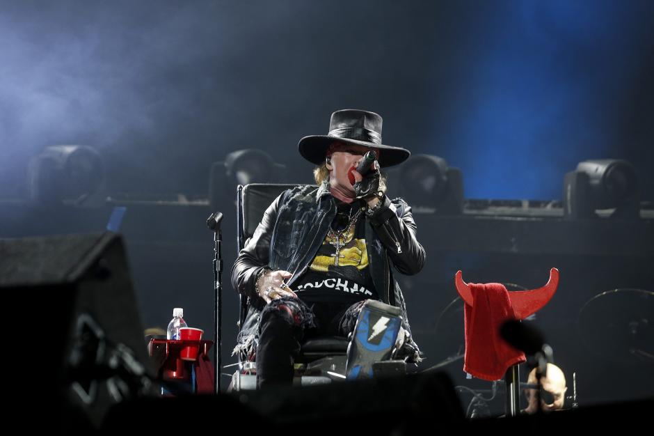La prensa portuguesa elogi&oacute; hoy de forma un&aacute;nime el debut del estadounidense Axl Rose como vocalista de AC/DC. (Foto: EFE