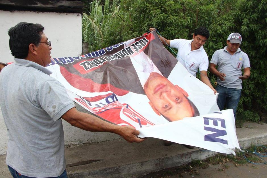 Los trabajadores del Consejo quitaron pancartas de varios tama&ntilde;os en diversos puntos de Antigua Guatemala y Ciudad Vieja. (Foto: Facebook: CNPAG)