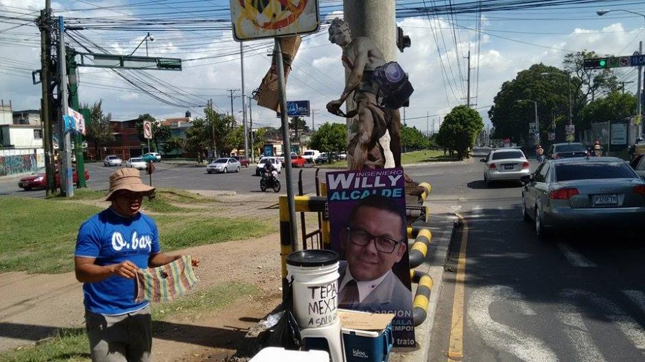 Sobre muchos de los afiches del candidato de Todos, Willy Rivera, aparece una estatua del barroco italiano. (Foto:Wilder L&oacute;pez/Soy502)
