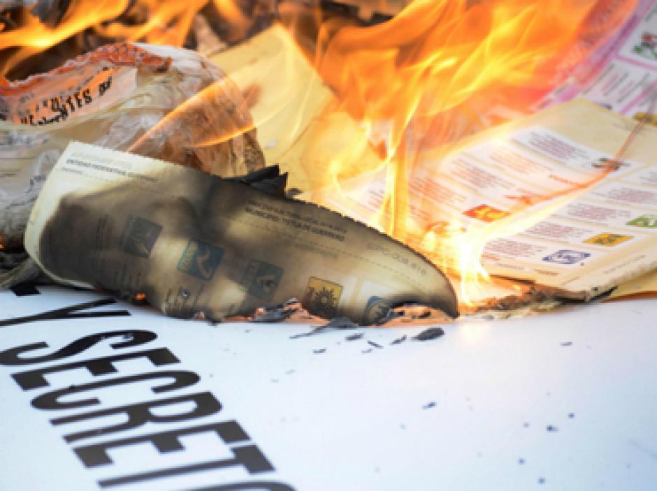 Maestros en huelga saquearon hoy en la ciudad de Oaxaca, en el sur de M&eacute;xico, varias mesas de votaci&oacute;n para posteriormente quemar las urnas y los votos en el centro hist&oacute;rico de la urbe. (Foto: www.informador.com.mx)