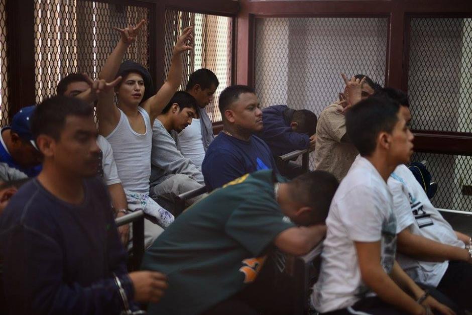 El grupo de pandilleros fueron captados en la carceleta de una de la sala de audiencias de Tribunales donde se desarroll&oacute; la diligencia judicial. (Foto: Wilder L&oacute;pez/ Soy502)&nbsp;