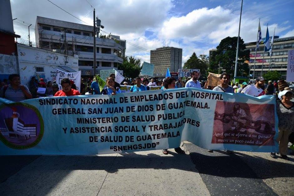 Un grupo de manifestantes inicia marcha pac&iacute;fica en la que se solicita la renuncia del presidente P&eacute;rez Molina. (Foto Soy502 : Wilder L&oacute;pez)