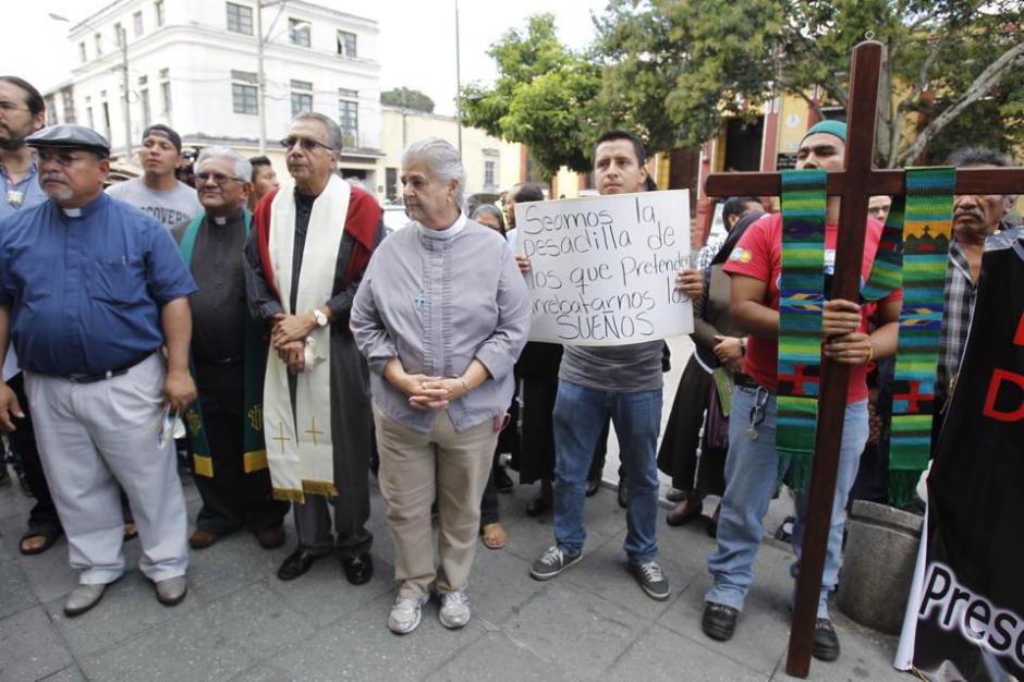 Representantes de distintas religiones participan en una peregrinaci&oacute;n hacia Esquipulas. Buscan mostrar su rechazo contra la corrupci&oacute;n. (Foto: Jes&uacute;s Alfonso/Soy502)