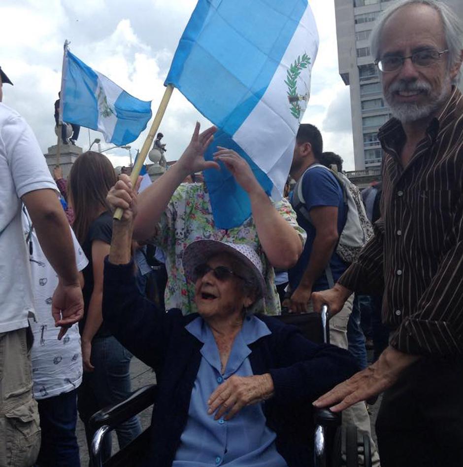 Con 98 a&ntilde;os, Estela asisti&oacute; con bandera en mano a la Plaza de la Constituci&oacute;n para pedir la renuncia de Otto P&eacute;rez. (Foto: Marcia Zavala/Soy502)