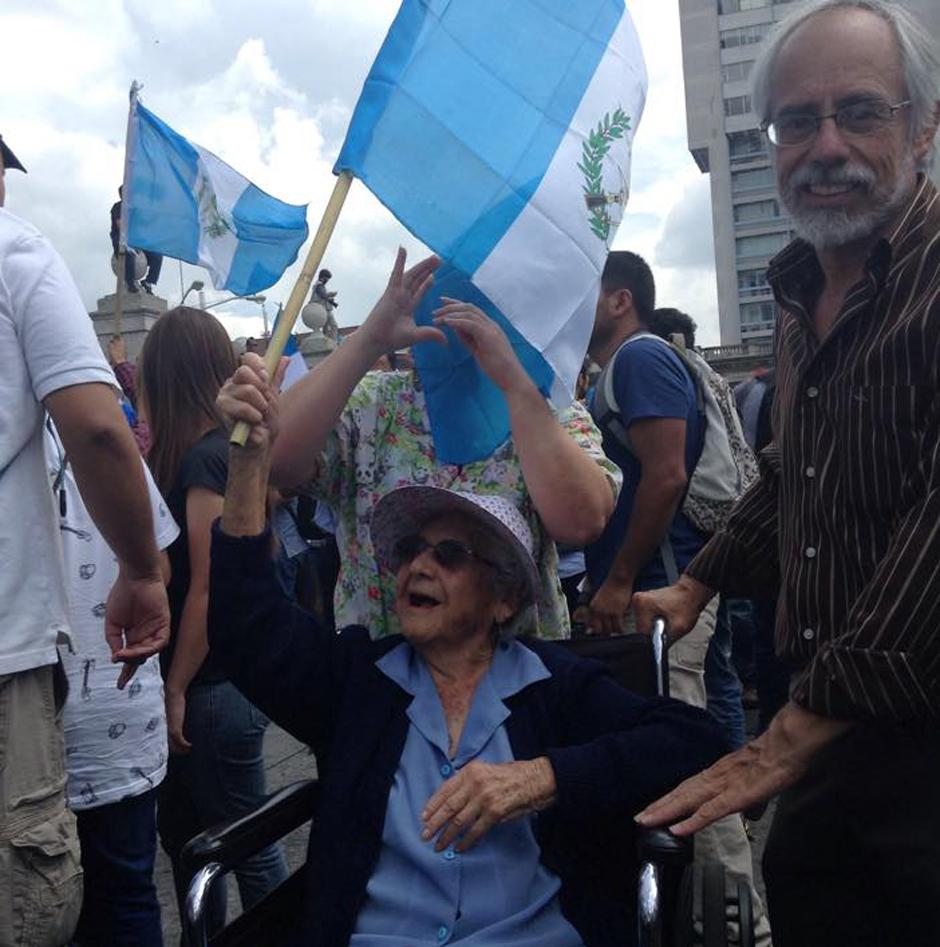 Con 98 años, Estela asistió con bandera en mano a la Plaza de la Constitución para pedir la renuncia de Otto Pérez. (Foto: Marcia Zavala/Soy502)