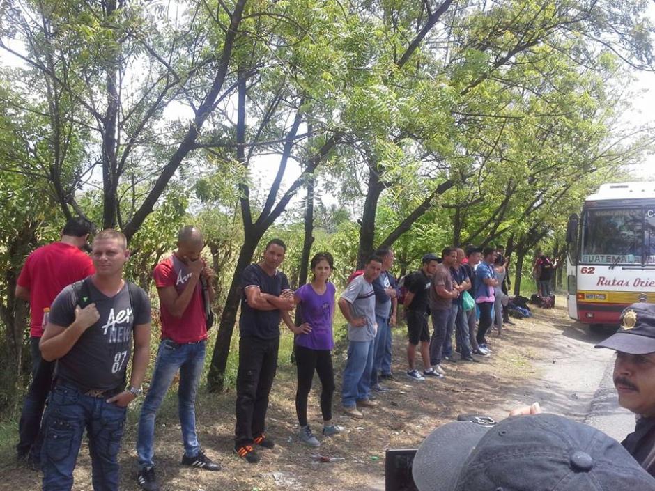 En un autob&uacute;s que se conduc&iacute;a hacia el oriente del pa&iacute;s, fue localizado un grupo de indocumentados. (Foto: Polic&iacute;a Nacional Civil)