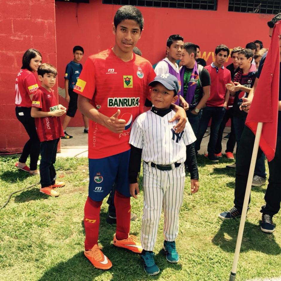 "Pedrito" como es apodado por sus compañeros hizo el gol de la victoria roja, "cumpliendo sus sueños", como él mismo confesó tras el partido. En la foto aparece con su primo pequeño, quien juega béisbol. (Foto: Orlando Chile/Nuestro Diario)