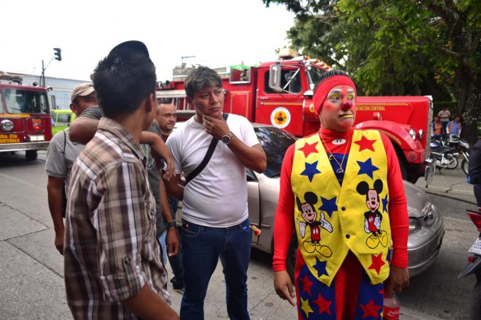 Transeuntes observan las afueras de la pi&ntilde;ater&iacute;a que fue consumida por un incendio. (Foto: Jes&uacute;s Alfonso/ Soy502)