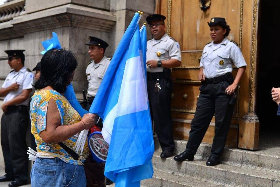 Un grupo de agentes de seguridad permanecen en las afueras del Congreso de la Rep&uacute;blica en donde se realizar&aacute; una sesi&oacute;n de Jefes de Bloque. (Foto: Wilder L&oacute;pez / Soy502)