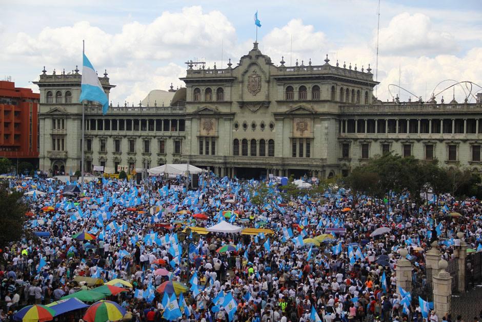 Miles de guatemaltecos participaron en la Marcha Pac&iacute;fica del 27 de agosto pidiendo la renuncia del presidente Otto P&eacute;rez Molina. (Foto: Alexis Batres/Soy502)